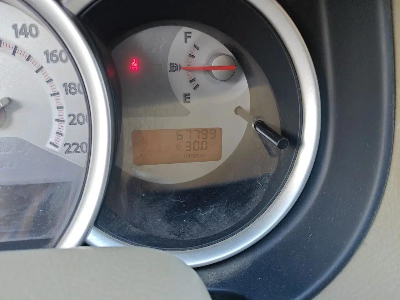 Nissan Tiida Sedan 2008 1.6L Manual Fashion Edition — миниатюра 13