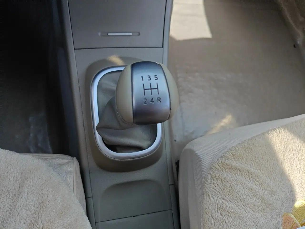 Nissan Tiida Sedan 2008 1.6L Manual Fashion Edition — миниатюра 15