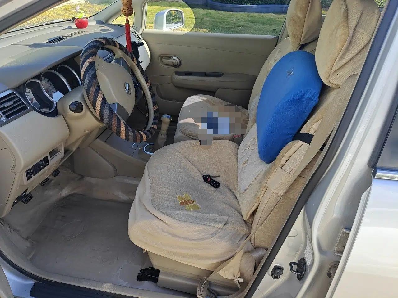 Nissan Tiida Sedan 2008 1.6L Manual Fashion Edition — миниатюра 16