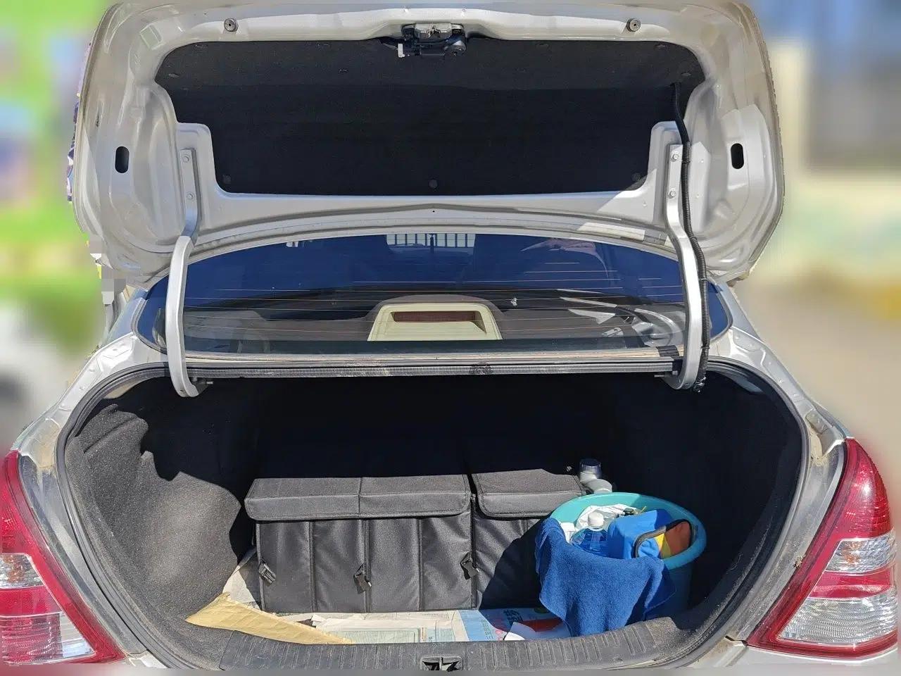 Nissan Tiida Sedan 2008 1.6L Manual Fashion Edition — миниатюра 20