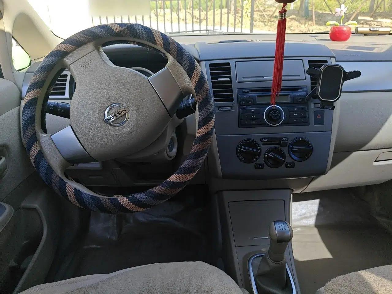 Nissan Tiida Sedan 2008 1.6L Manual Fashion Edition — миниатюра 10