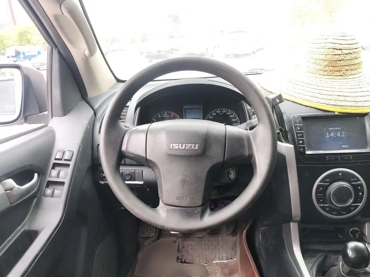 Isuzu D-MAX 2015 2.5T 4x4 Manual Base Version 4JK1 — миниатюра 11