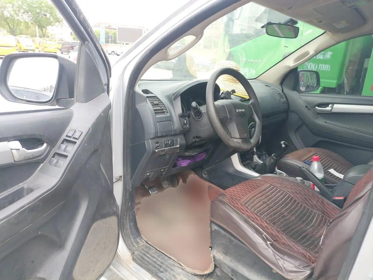 Isuzu D-MAX 2015 2.5T 4x4 Manual Base Version 4JK1 — миниатюра 17