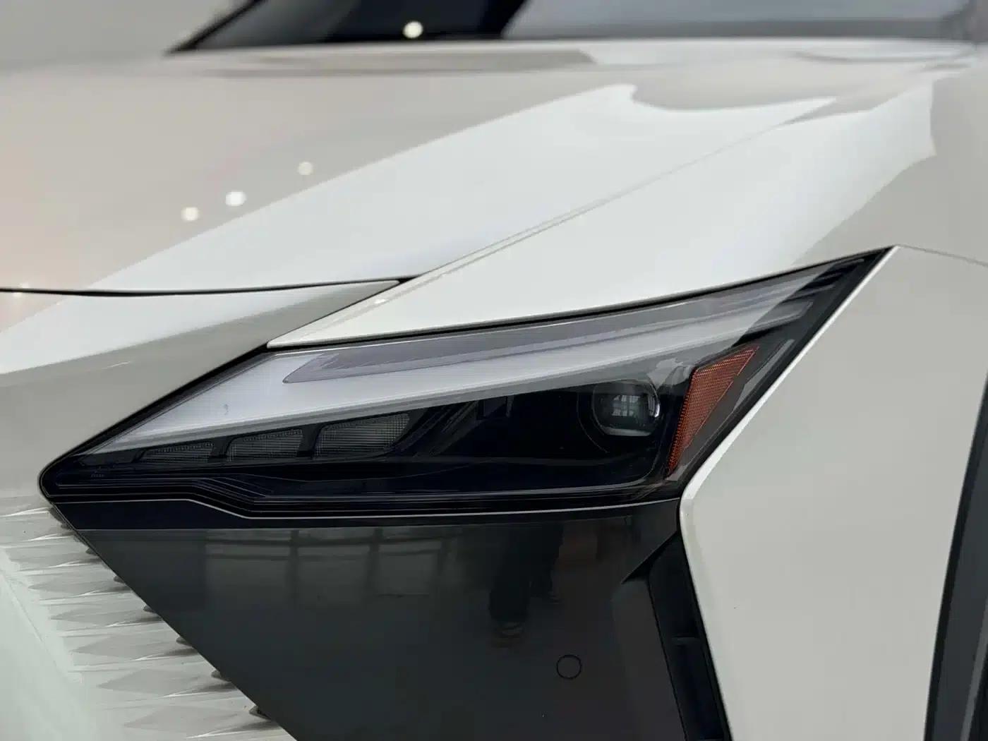 Lexus RZ 2023 450e AWD Luxury Edition — миниатюра 18