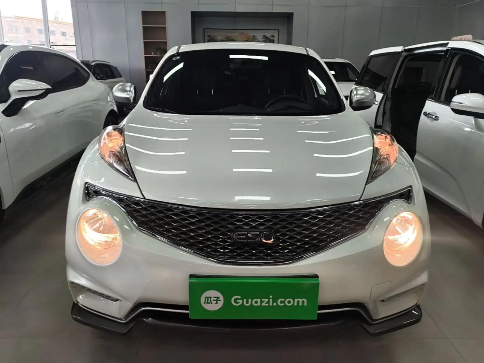 Infiniti ESQ 2014 1.6L Spontaneous Edition — миниатюра 2