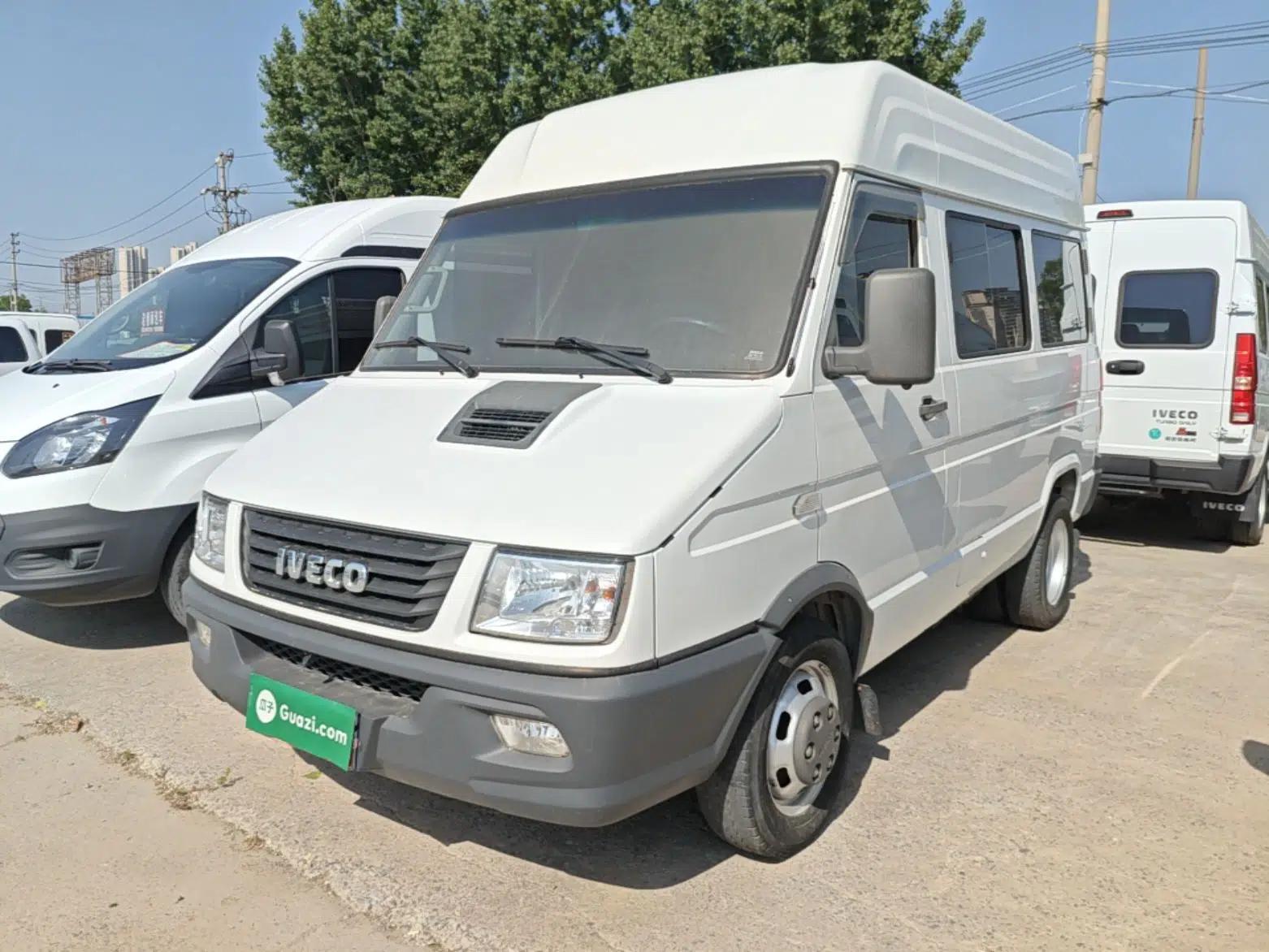 Iveco Daily 2021 2.5T A35 M1 Passenger Van 5-9 Seater Short Wheelbase Mid-Roof Design Dual Tires Side Sliding Door — миниатюра 1
