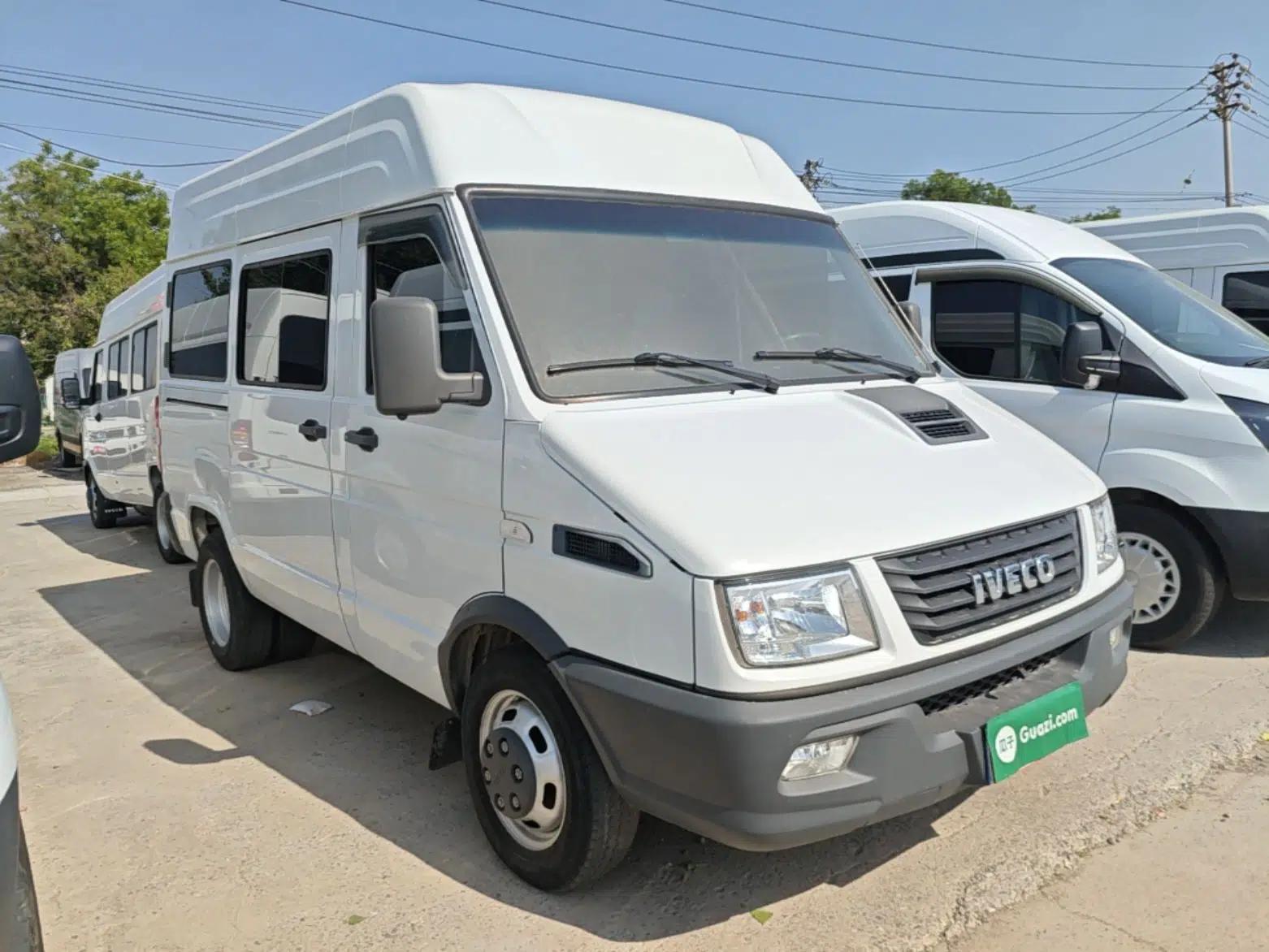 Iveco Daily 2021 2.5T A35 M1 Passenger Van 5-9 Seater Short Wheelbase Mid-Roof Design Dual Tires Side Sliding Door — миниатюра 3