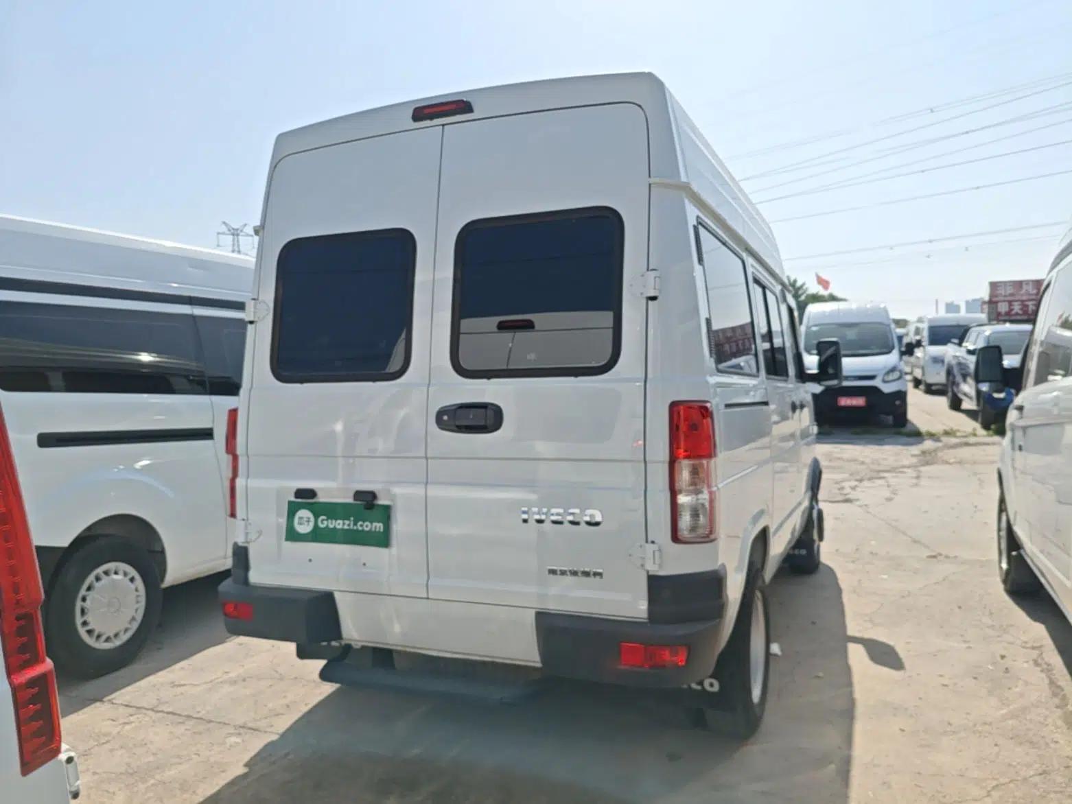 Iveco Daily 2021 2.5T A35 M1 Passenger Van 5-9 Seater Short Wheelbase Mid-Roof Design Dual Tires Side Sliding Door — миниатюра 6