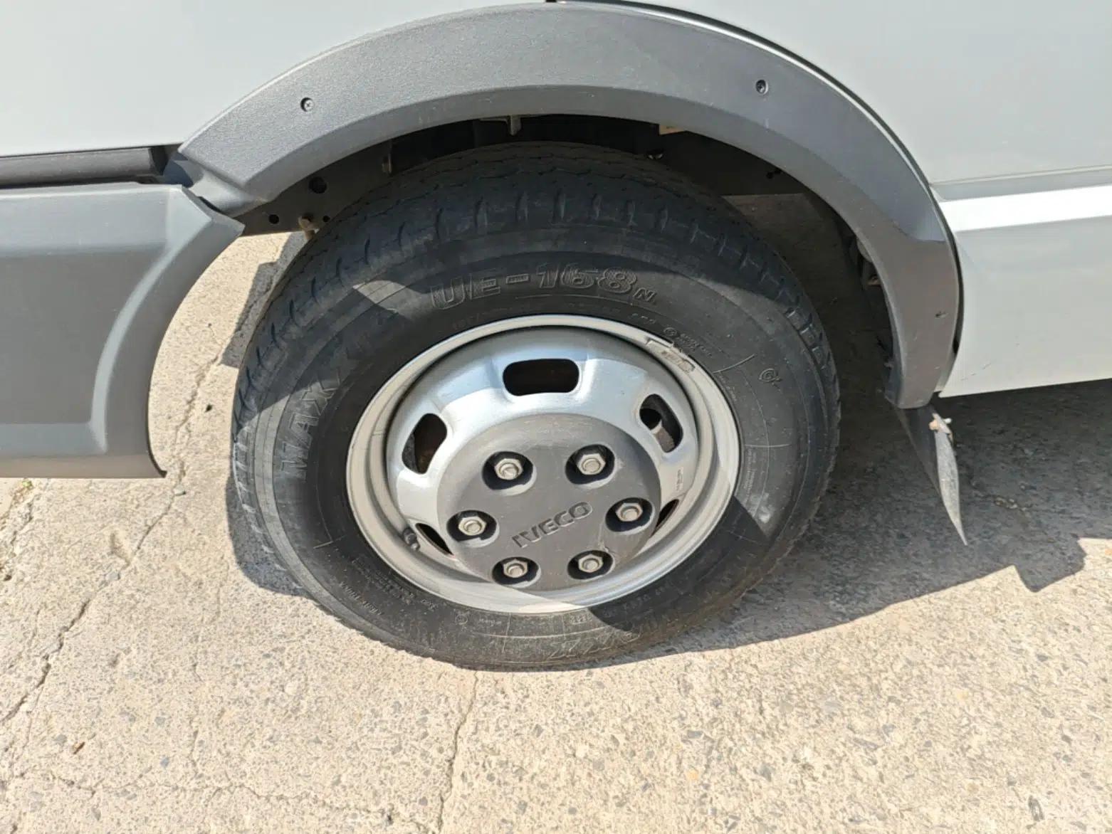 Iveco Daily 2021 2.5T A35 M1 Passenger Van 5-9 Seater Short Wheelbase Mid-Roof Design Dual Tires Side Sliding Door — миниатюра 8