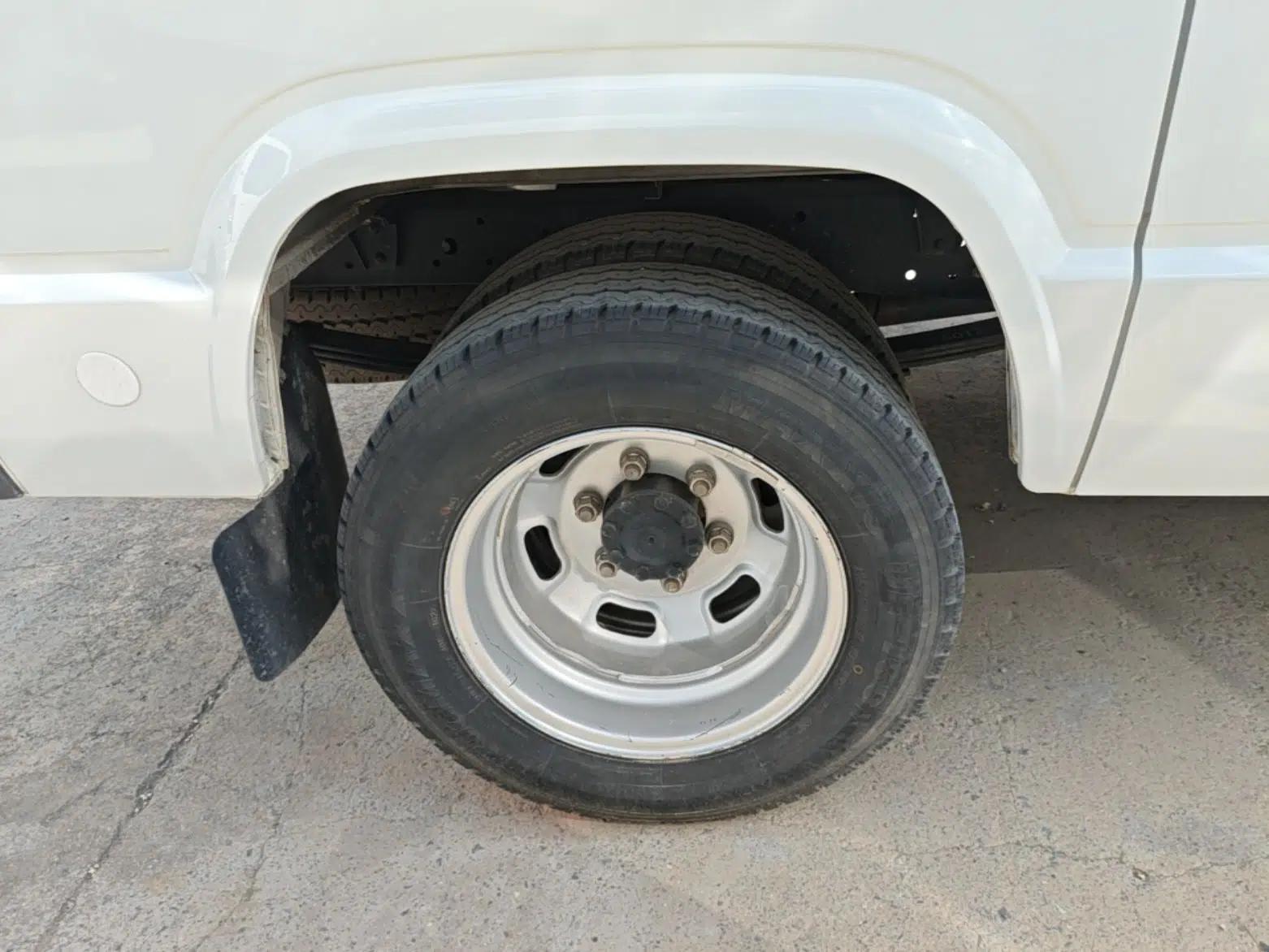 Iveco Daily 2021 2.5T A35 M1 Passenger Van 5-9 Seater Short Wheelbase Mid-Roof Design Dual Tires Side Sliding Door — миниатюра 10