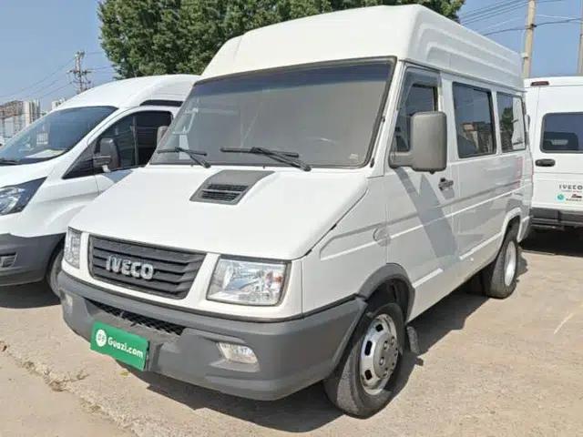 Iveco Daily 2021 2.5T A35 M1 Passenger Van 5-9 Seater Short Wheelbase Mid-Roof Design Dual Tires Side Sliding Door