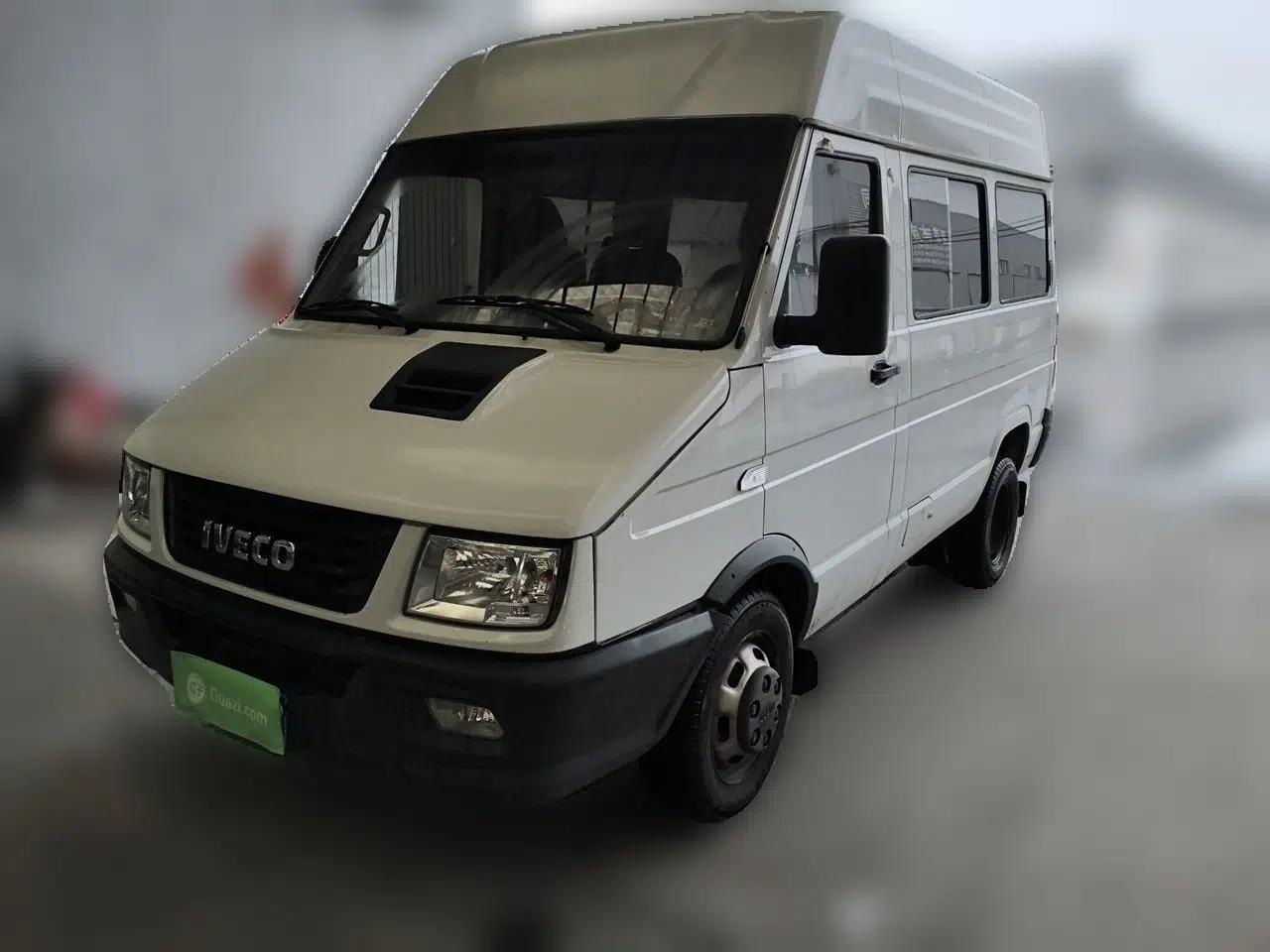 Iveco Daily 2021 2.5T A35 M1 Passenger Van 5-9 Seater Short Wheelbase Mid-Roof Design Dual Tires Side Sliding Door — миниатюра 1