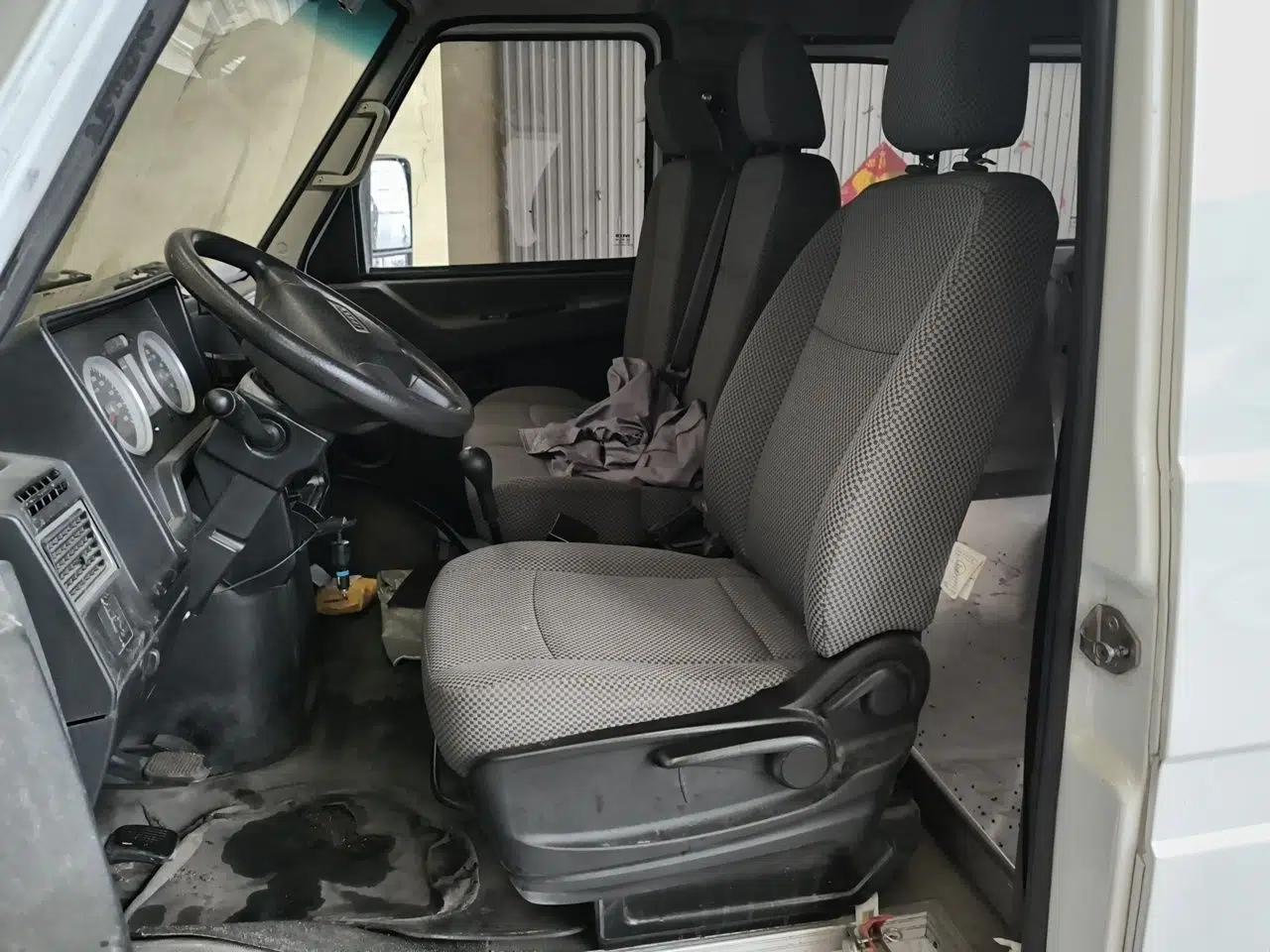 Iveco Daily 2021 2.5T A35 M1 Passenger Van 5-9 Seater Short Wheelbase Mid-Roof Design Dual Tires Side Sliding Door — миниатюра 16
