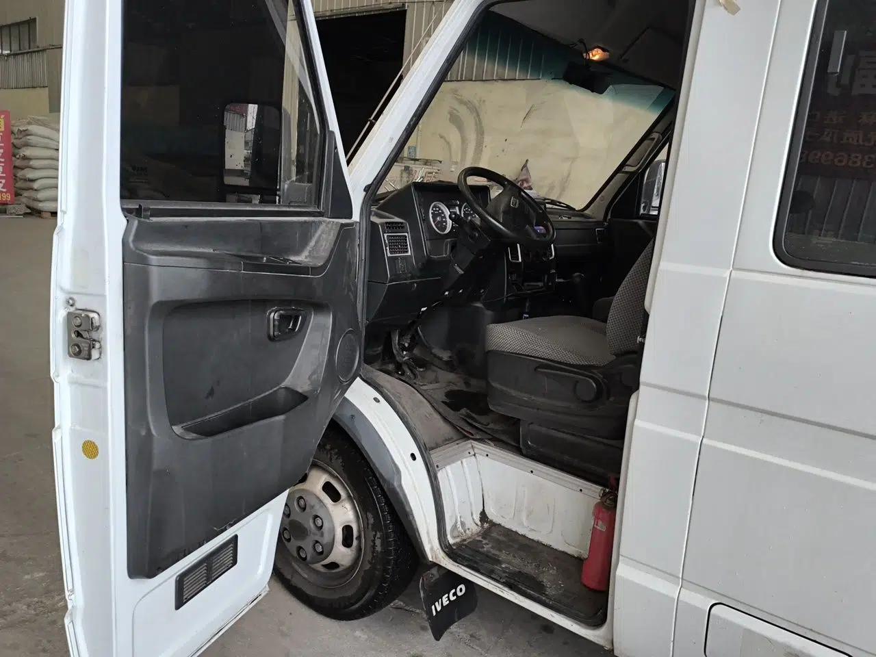 Iveco Daily 2021 2.5T A35 M1 Passenger Van 5-9 Seater Short Wheelbase Mid-Roof Design Dual Tires Side Sliding Door — миниатюра 17
