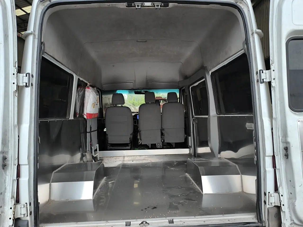 Iveco Daily 2021 2.5T A35 M1 Passenger Van 5-9 Seater Short Wheelbase Mid-Roof Design Dual Tires Side Sliding Door — миниатюра 20