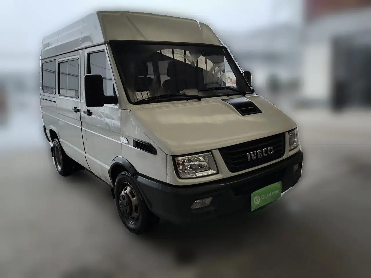 Iveco Daily 2021 2.5T A35 M1 Passenger Van 5-9 Seater Short Wheelbase Mid-Roof Design Dual Tires Side Sliding Door — миниатюра 3
