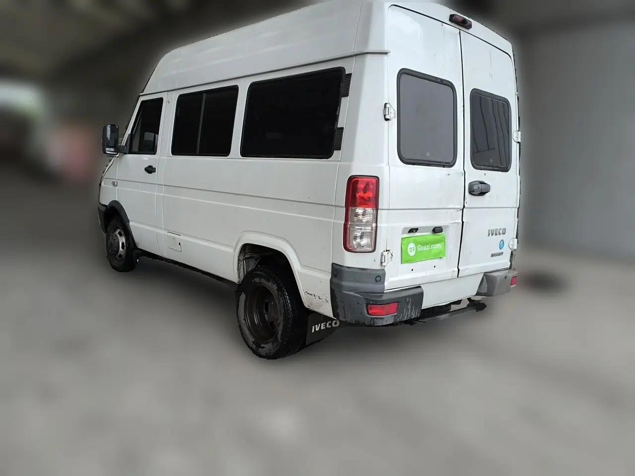 Iveco Daily 2021 2.5T A35 M1 Passenger Van 5-9 Seater Short Wheelbase Mid-Roof Design Dual Tires Side Sliding Door — миниатюра 4