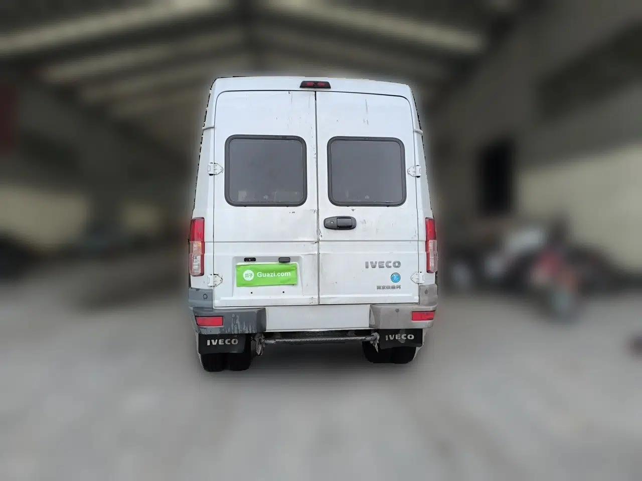 Iveco Daily 2021 2.5T A35 M1 Passenger Van 5-9 Seater Short Wheelbase Mid-Roof Design Dual Tires Side Sliding Door — миниатюра 5