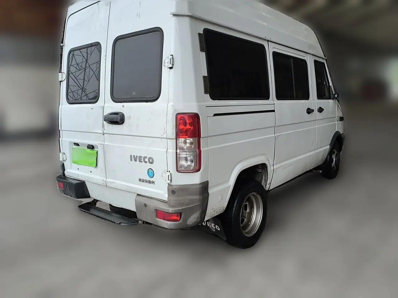 Iveco Daily 2021 2.5T A35 M1 Passenger Van 5-9 Seater Short Wheelbase Mid-Roof Design Dual Tires Side Sliding Door — миниатюра 6