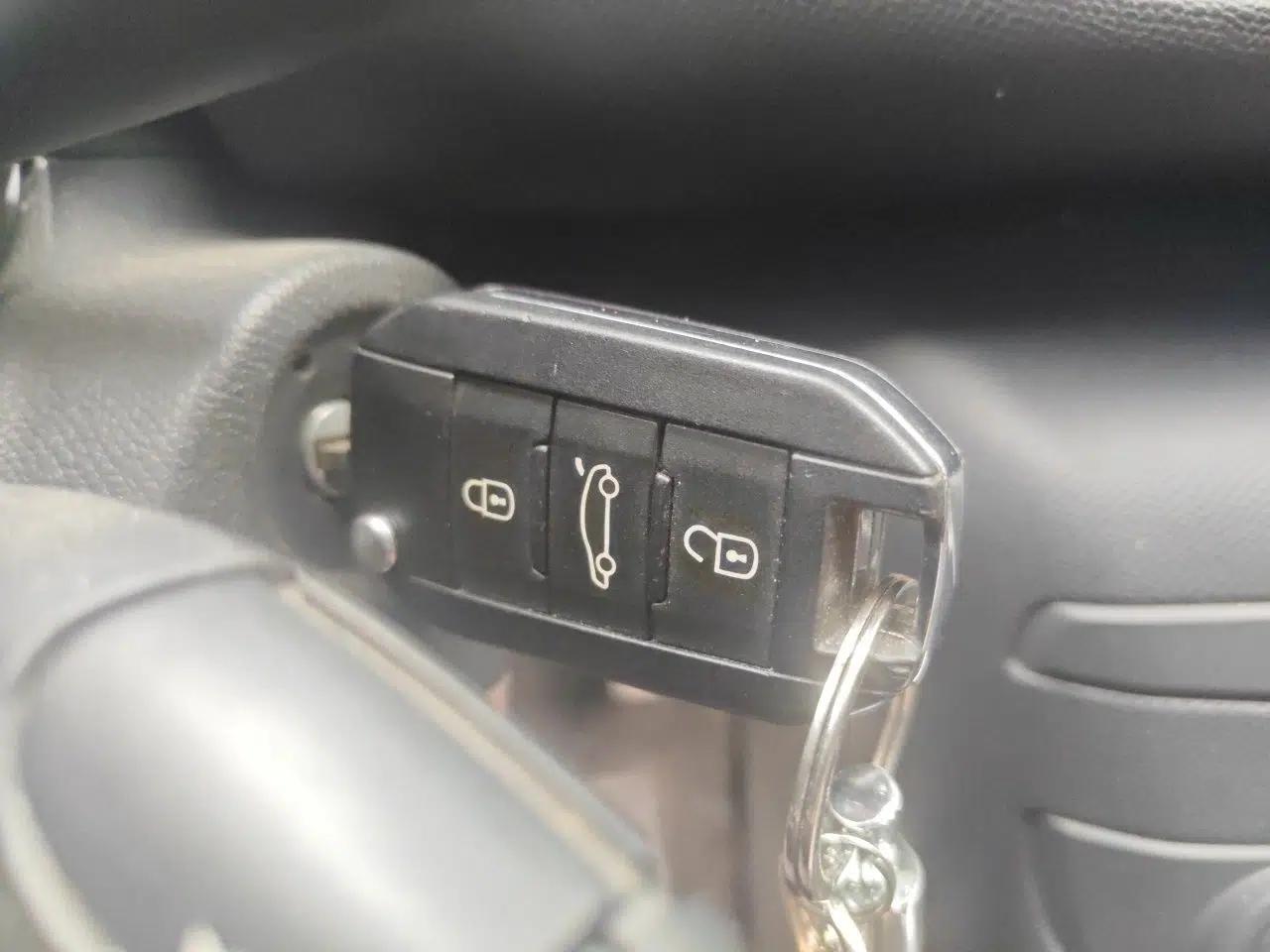 Peugeot 308S 2015 1.6L Manual Shangchi Edition — миниатюра 9