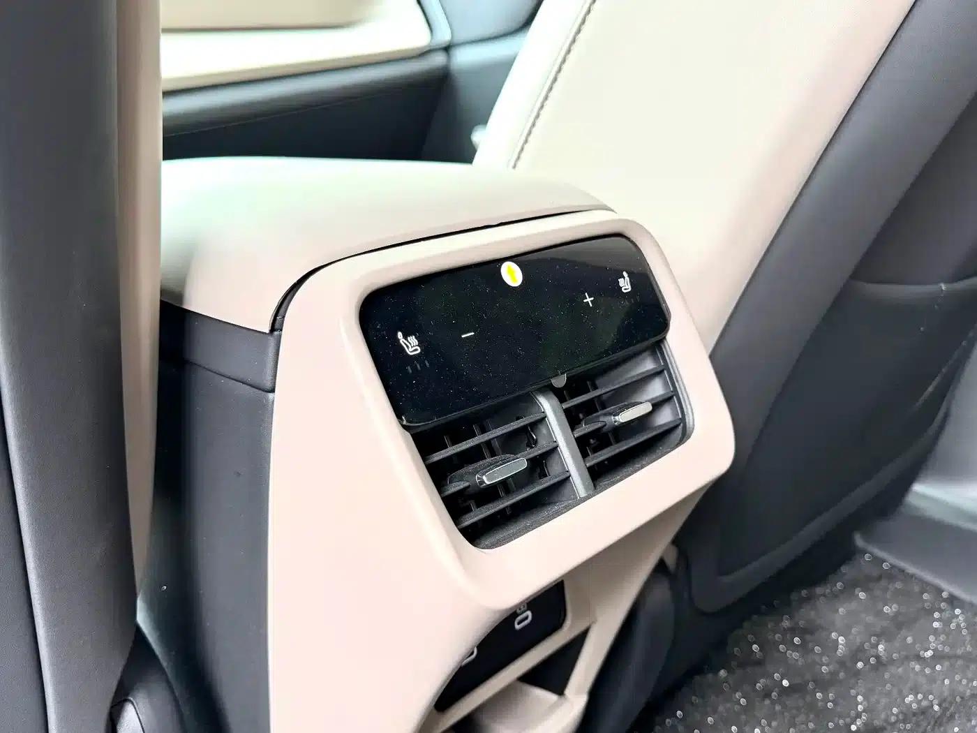 2026 Volvo XC70 Plug-in Hybrid, All-Wheel Drive, Extended Range Plus — миниатюра 11