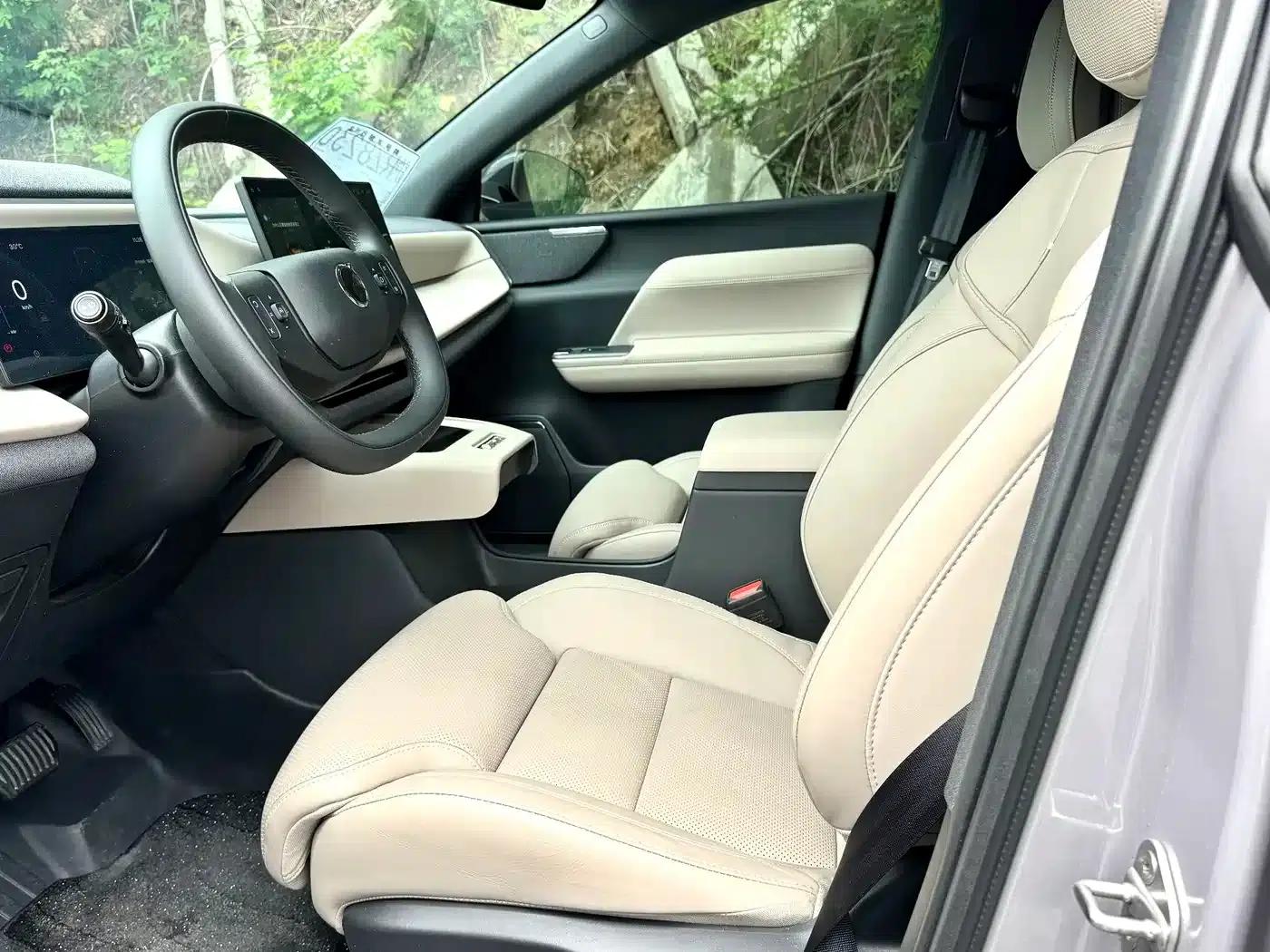 2026 Volvo XC70 Plug-in Hybrid, All-Wheel Drive, Extended Range Plus — миниатюра 4
