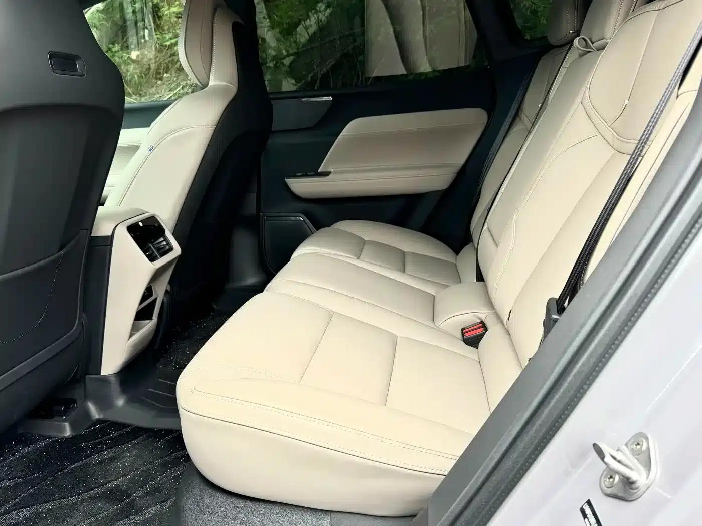 2026 Volvo XC70 Plug-in Hybrid, All-Wheel Drive, Extended Range Plus — миниатюра 6