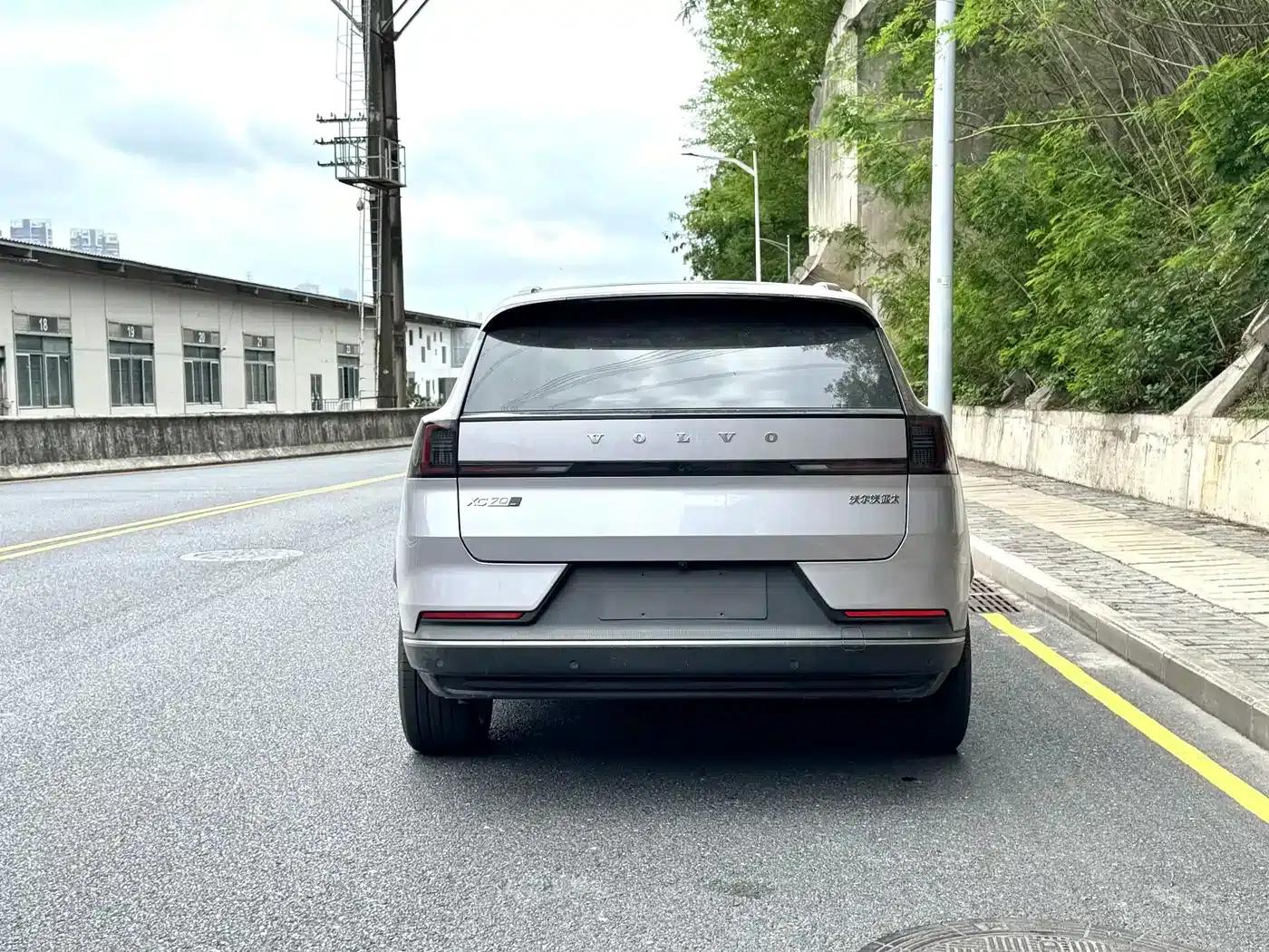 2026 Volvo XC70 Plug-in Hybrid, All-Wheel Drive, Extended Range Plus — миниатюра 8
