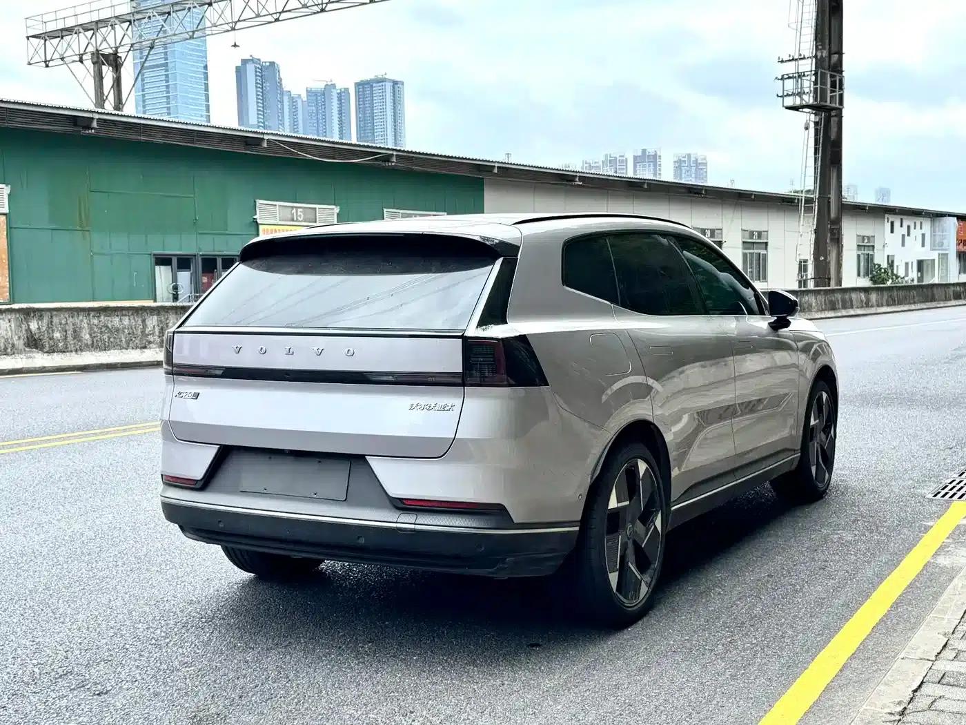 2026 Volvo XC70 Plug-in Hybrid, All-Wheel Drive, Extended Range Plus — миниатюра 9