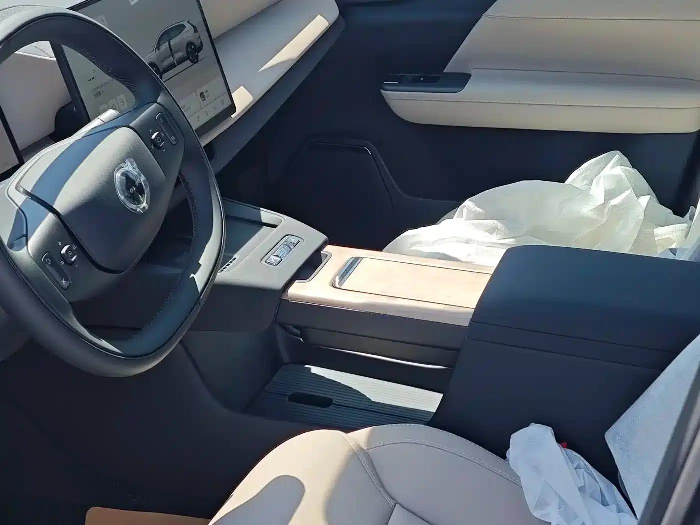 2026 Volvo XC70 Plug-in Hybrid, All-Wheel Drive, Long Range Core — миниатюра 3