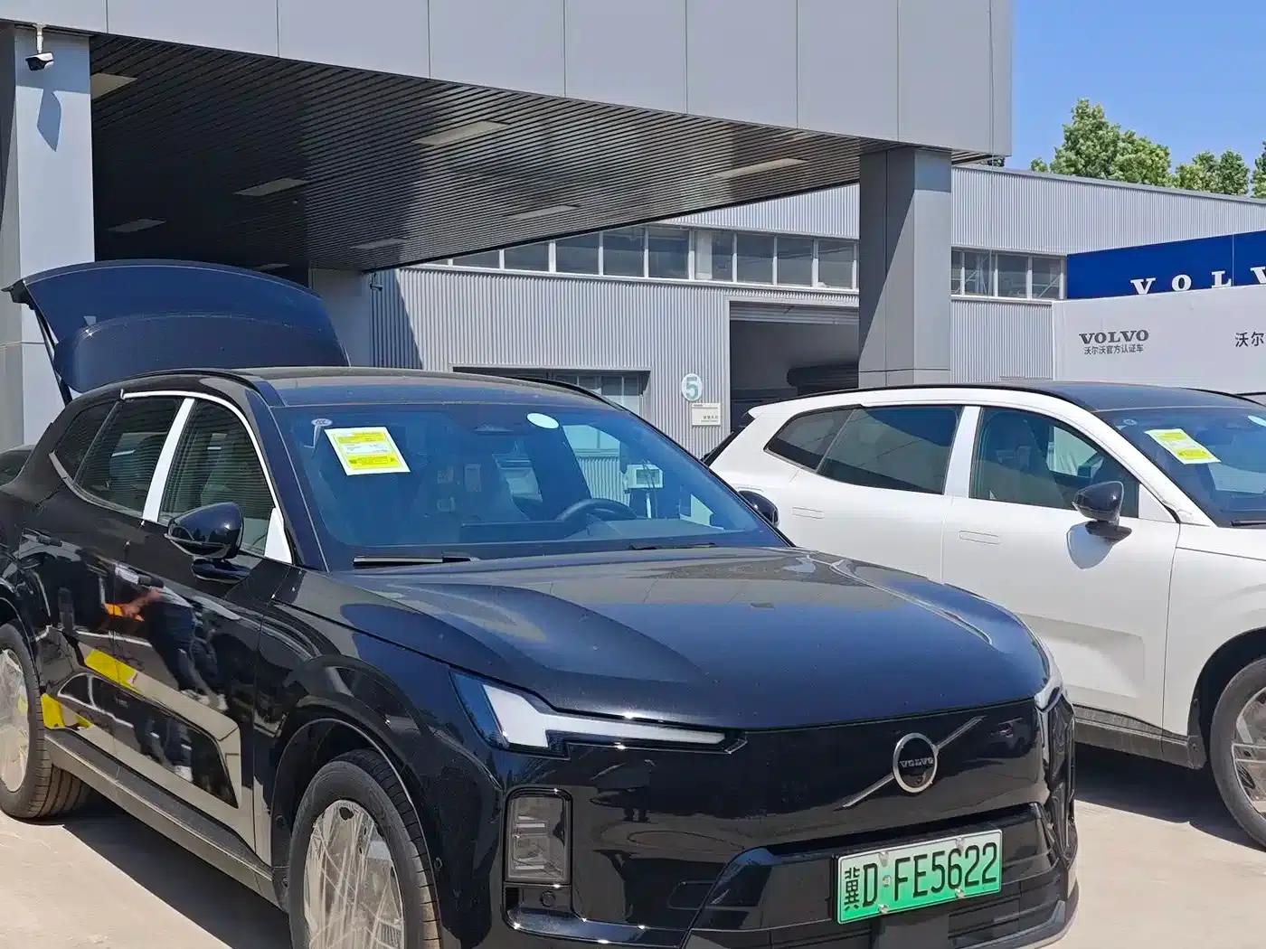 2026 Volvo XC70 Plug-in Hybrid, All-Wheel Drive, Long Range Core — миниатюра 2