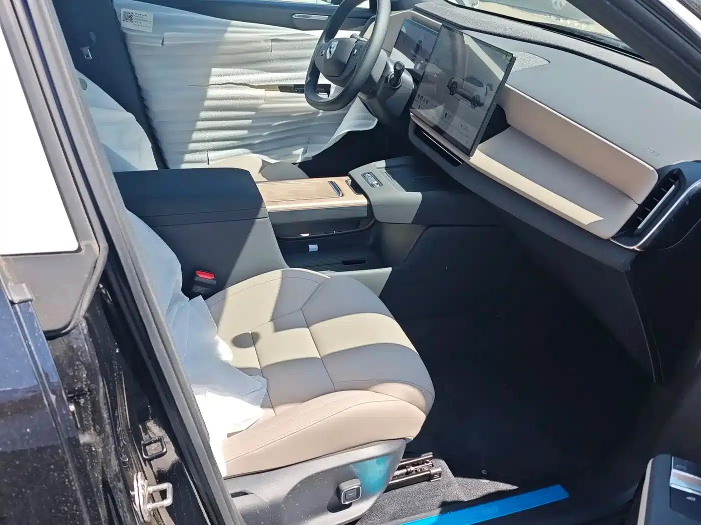 2026 Volvo XC70 Plug-in Hybrid, All-Wheel Drive, Long Range Core — миниатюра 11