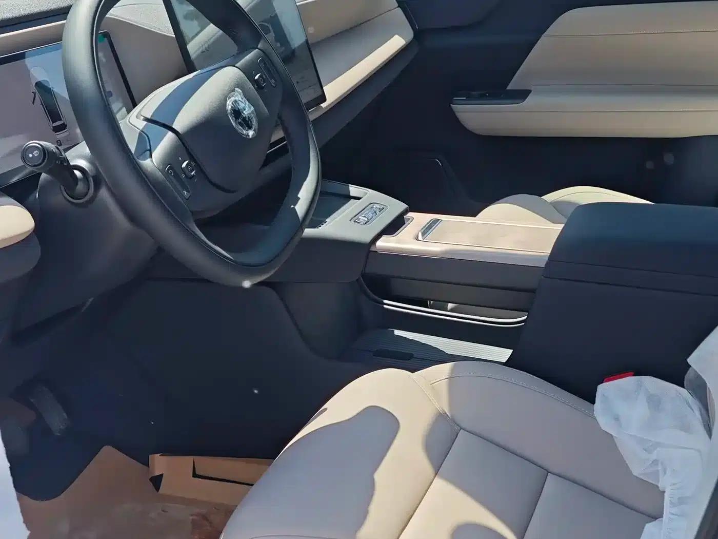 2026 Volvo XC70 Plug-in Hybrid, All-Wheel Drive, Long Range Core — миниатюра 4
