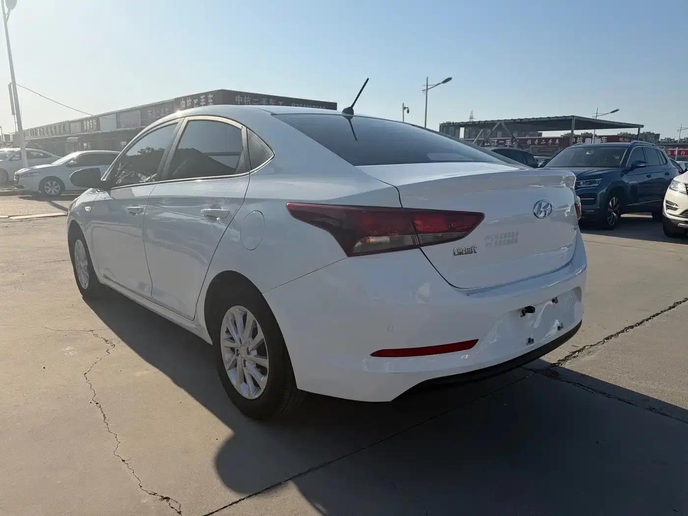2016 Hyundai Verna 1.4L Automatic GLS (Cool Edition) — миниатюра 13