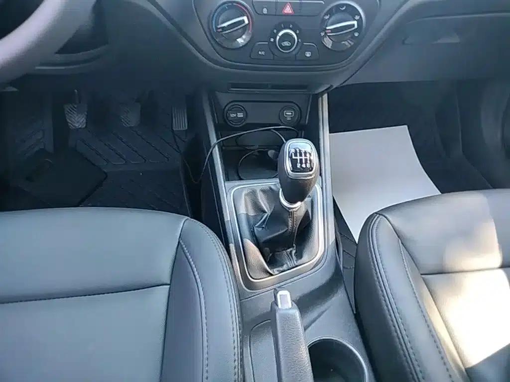 2020 Hyundai Verna 1.4L Manual GLS Cool Edition — миниатюра 14