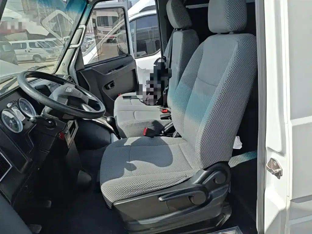 Iveco DeYi 2021 2.5T A35 M1 Bus, 5-9 Seats, Short Wheelbase, Mid-Roof, Dual Tires, Side Sliding Door — миниатюра 15