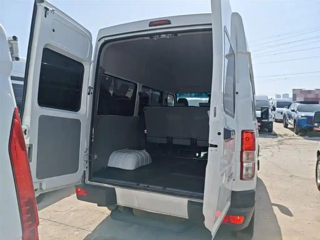 Iveco DeYi 2021 2.5T A35 M1 Bus, 5-9 Seats, Short Wheelbase, Mid-Roof, Dual Tires, Side Sliding Door — миниатюра 19