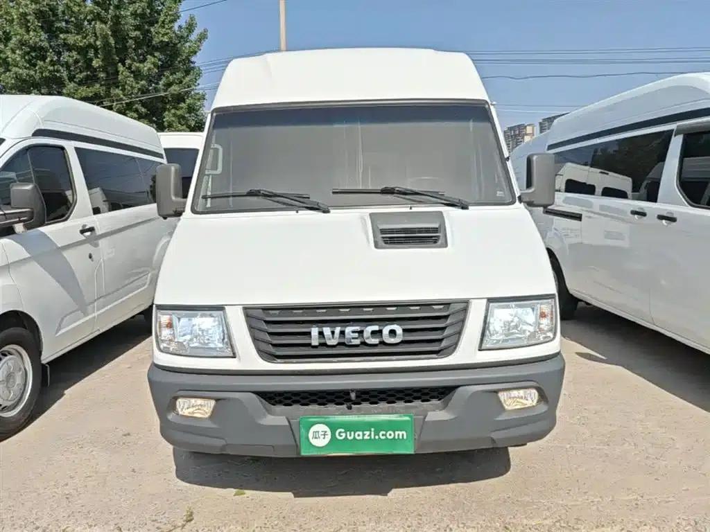 Iveco DeYi 2021 2.5T A35 M1 Bus, 5-9 Seats, Short Wheelbase, Mid-Roof, Dual Tires, Side Sliding Door — миниатюра 3