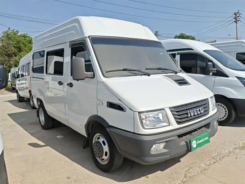 Iveco DeYi 2021 2.5T A35 M1 Bus, 5-9 Seats, Short Wheelbase, Mid-Roof, Dual Tires, Side Sliding Door — миниатюра 4