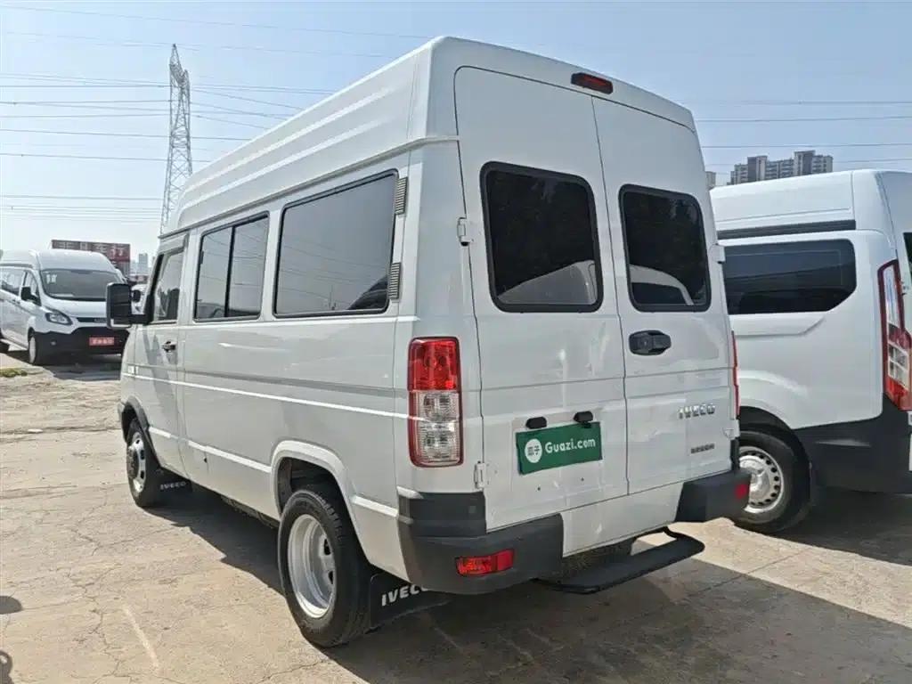 Iveco DeYi 2021 2.5T A35 M1 Bus, 5-9 Seats, Short Wheelbase, Mid-Roof, Dual Tires, Side Sliding Door — миниатюра 5