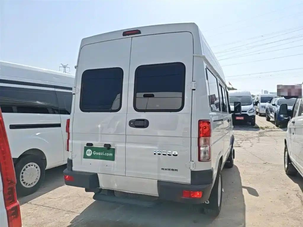 Iveco DeYi 2021 2.5T A35 M1 Bus, 5-9 Seats, Short Wheelbase, Mid-Roof, Dual Tires, Side Sliding Door — миниатюра 6