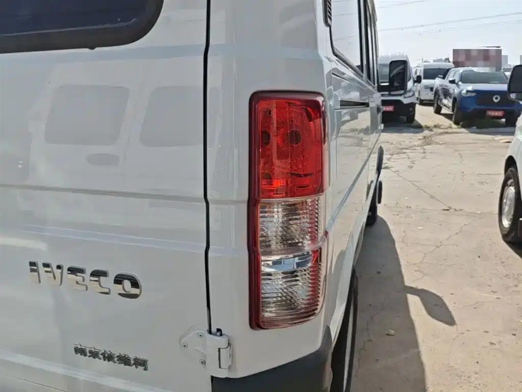 Iveco DeYi 2021 2.5T A35 M1 Bus, 5-9 Seats, Short Wheelbase, Mid-Roof, Dual Tires, Side Sliding Door — миниатюра 8