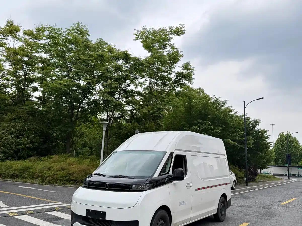 2025 Long Range Super VAN, Mid-Wheelbase High-Roof, 51kWh — миниатюра 1