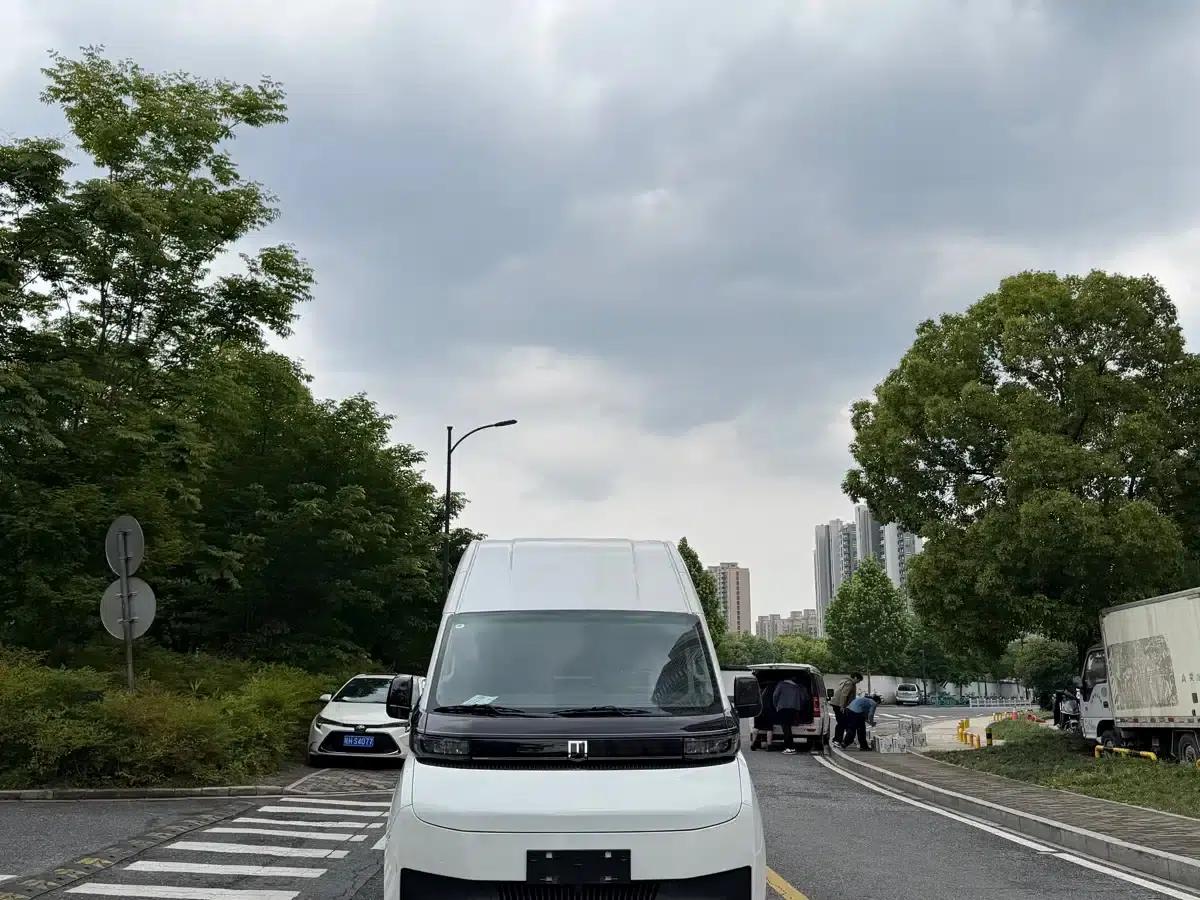 2025 Long Range Super VAN, Mid-Wheelbase High-Roof, 51kWh — миниатюра 2