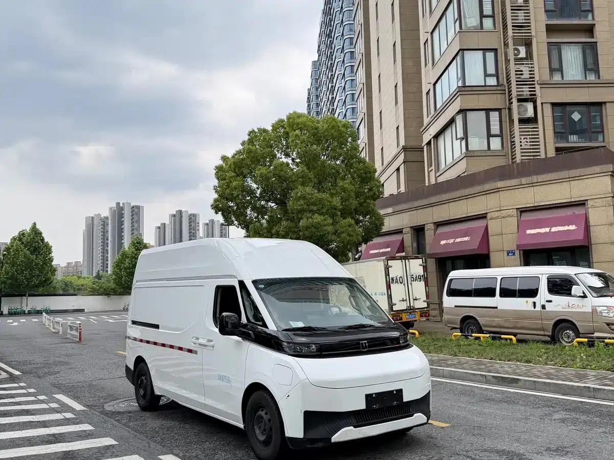 2025 Long Range Super VAN, Mid-Wheelbase High-Roof, 51kWh — миниатюра 3