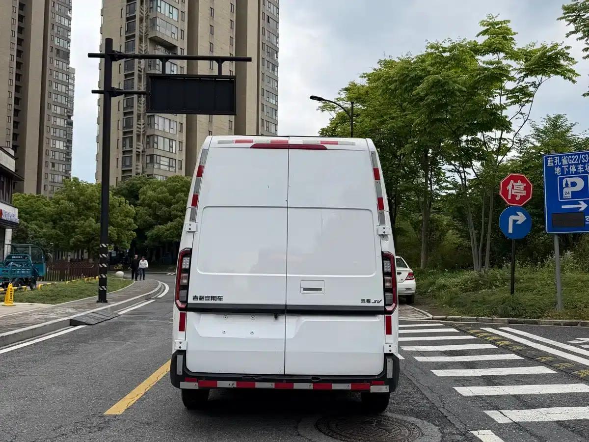 2025 Long Range Super VAN, Mid-Wheelbase High-Roof, 51kWh — миниатюра 4