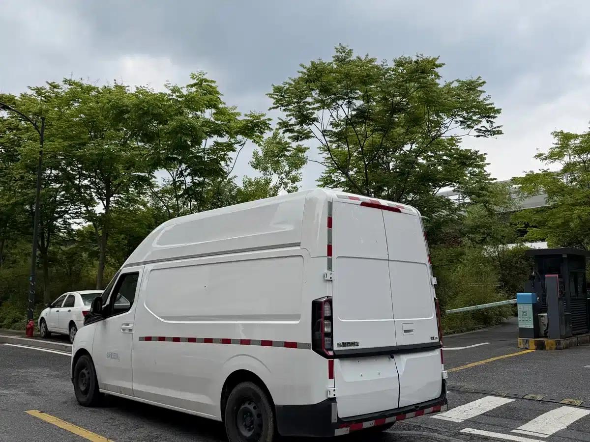 2025 Long Range Super VAN, Mid-Wheelbase High-Roof, 51kWh — миниатюра 6