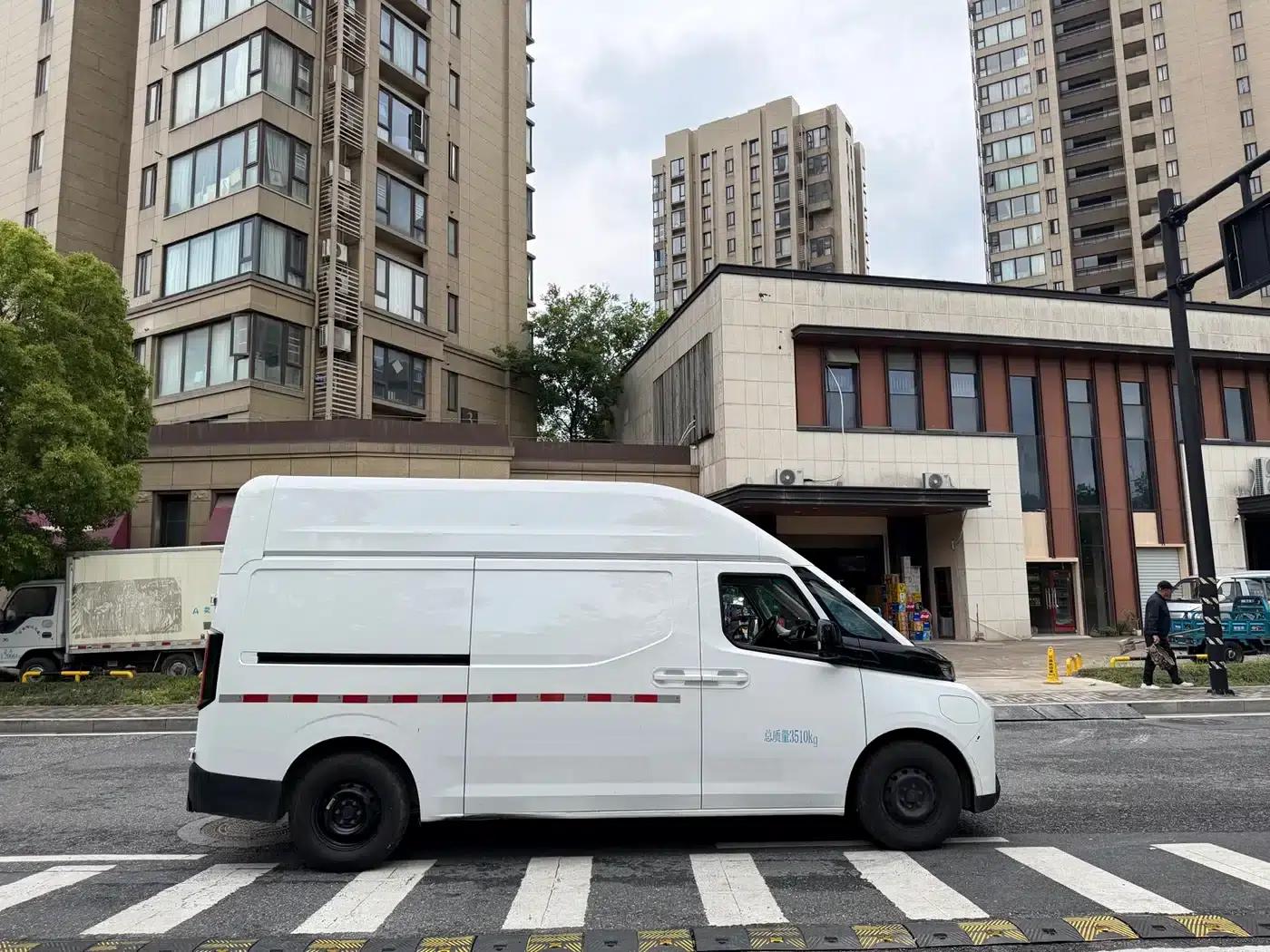 2025 Long Range Super VAN, Mid-Wheelbase High-Roof, 51kWh — миниатюра 7