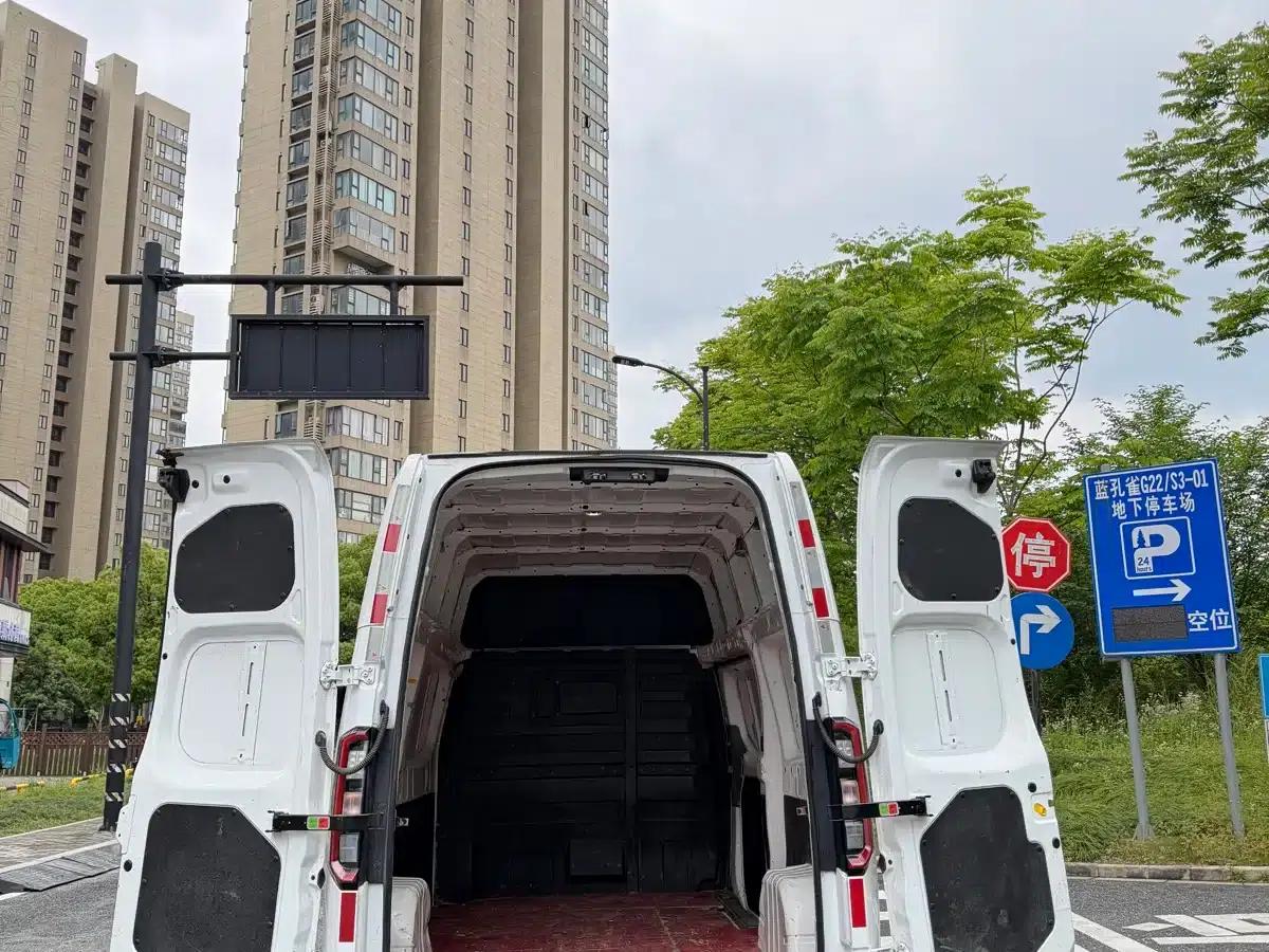 2025 Long Range Super VAN, Mid-Wheelbase High-Roof, 51kWh — миниатюра 8