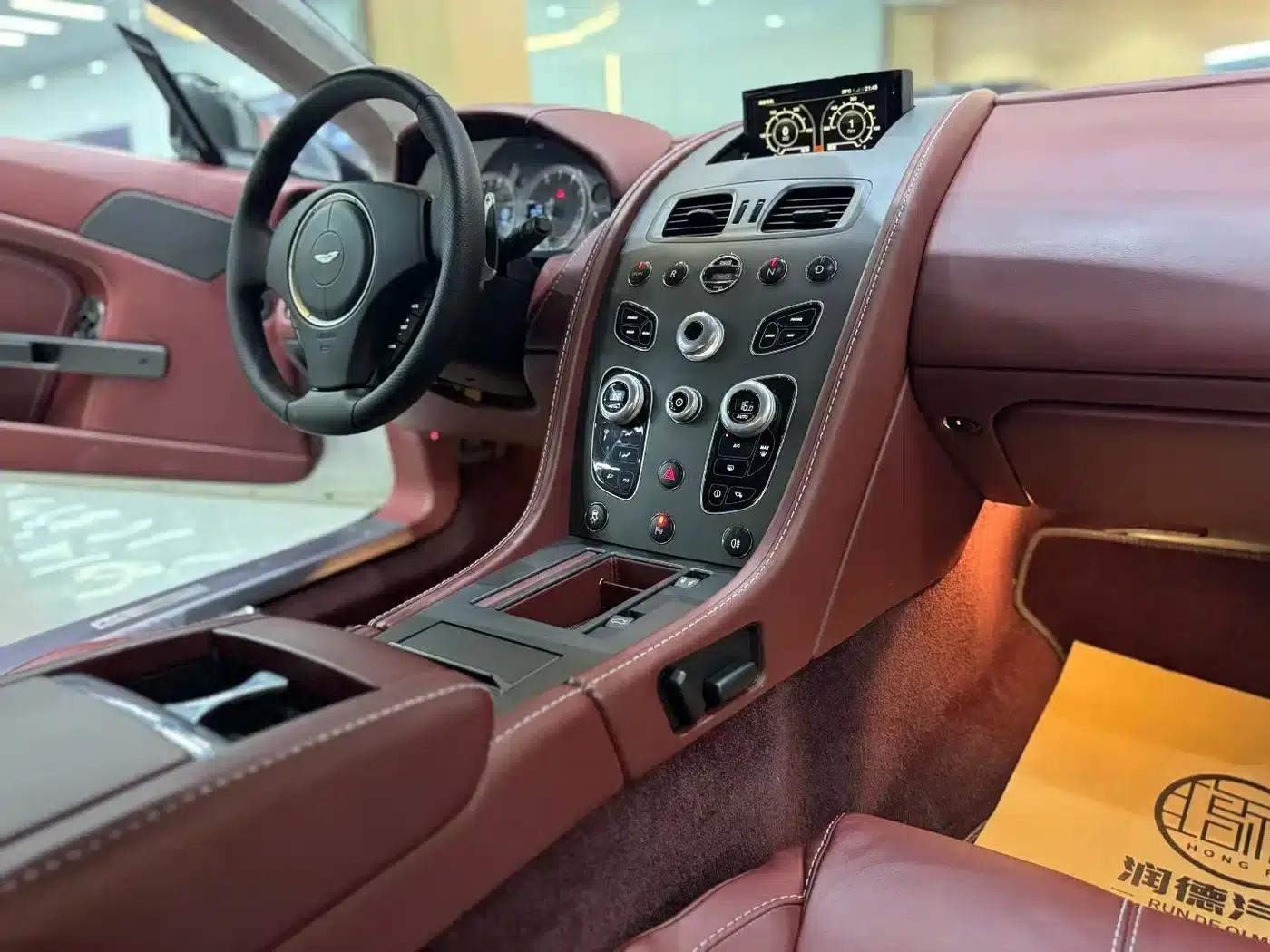 2015 V8 Vantage 4.7L Coupe — миниатюра 3